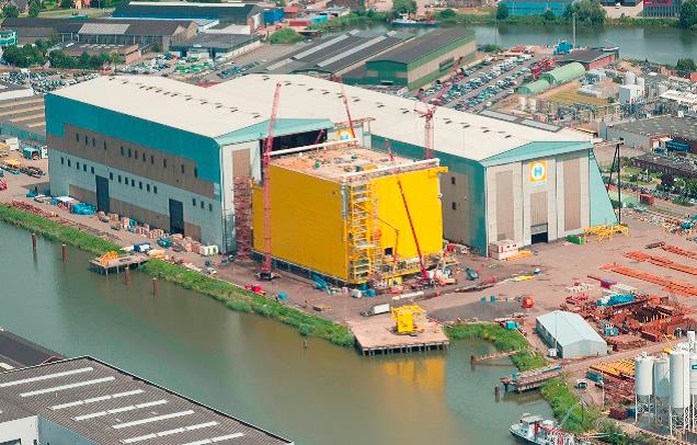 荷蘭Zwijndrecht港內之Heerema工廠製造離岸變電站(資料來源：歐盟文獻)