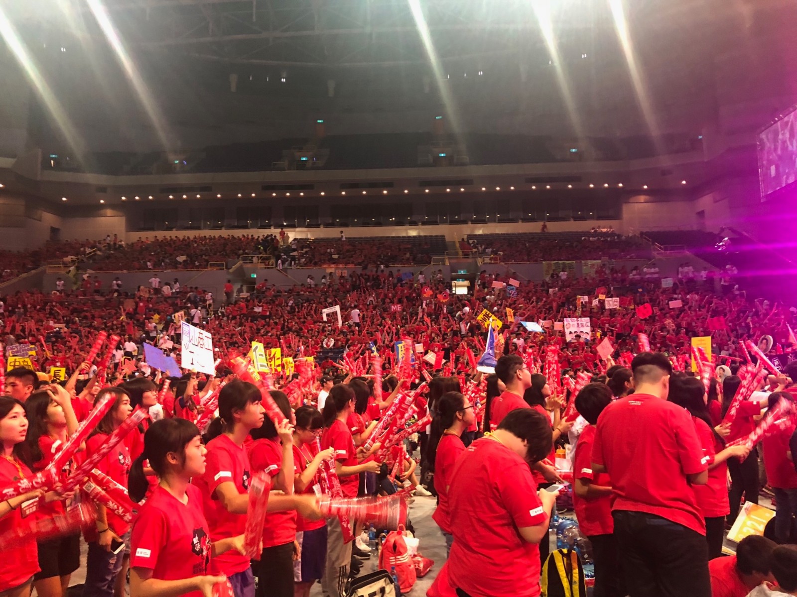 會中每個人身穿大會發放的紅色T恤，象徵著團結一致、熱情與活力