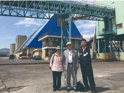 在自己設計的砂糖專用倉庫前(藍色處)與南部航務中心主任(右1)合影