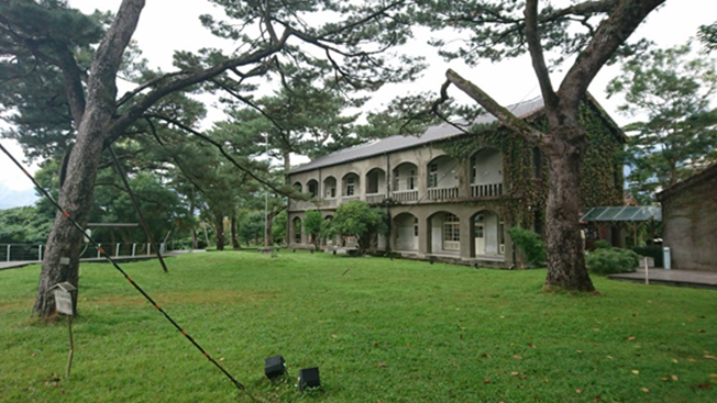 松園別館主建築建於1942年，松樹圍繞幽靜氛圍