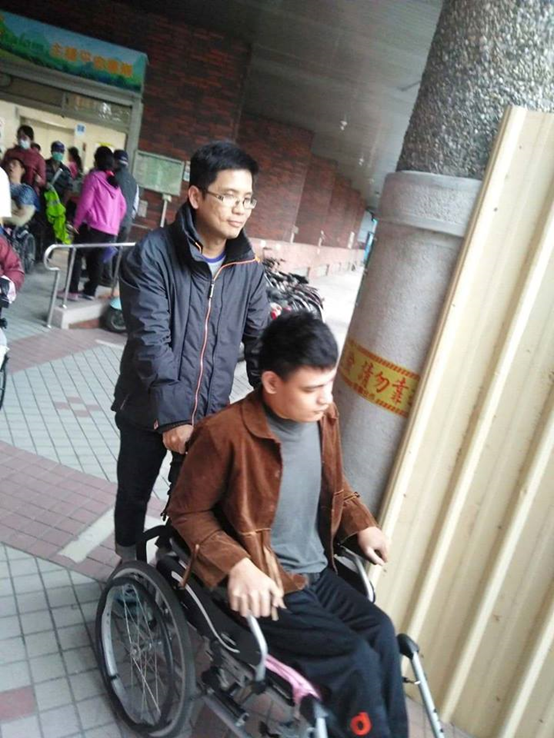 花蓮港務分公司同仁推著輪椅院生從黎明教養院出發