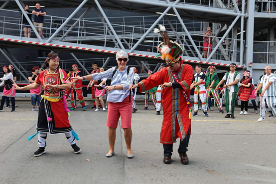 港務公司同仁身著原住民傳統服飾邀請旅客共舞