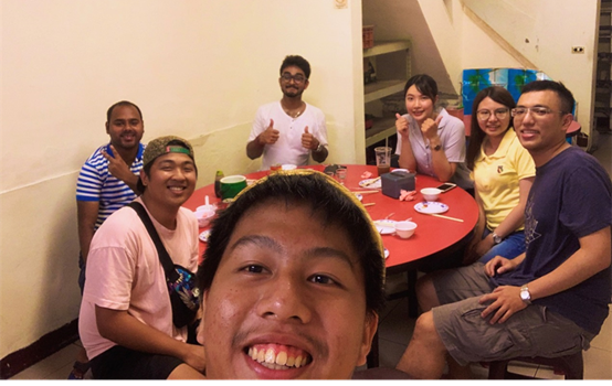 外籍學生離開臺灣前，同仁帶他們體驗「台味」菜餚，大家離情依依。