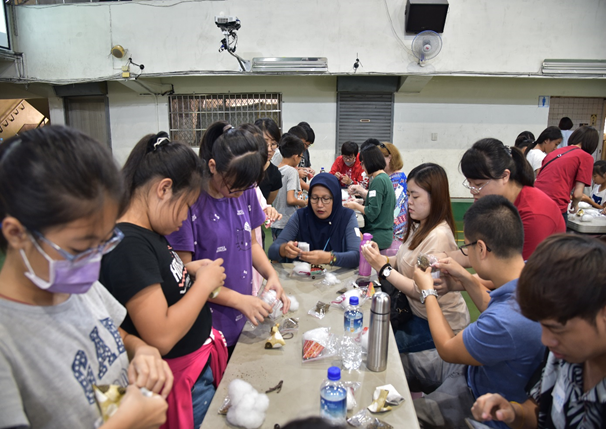 小學生與外籍生們一起手作繽紛又可愛的粽型香包