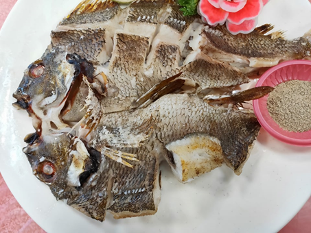 烤金花魚，學名又叫花尾鷹羽鯛，肉質相當細緻