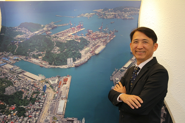 基隆港務公司公劉詩宗總經理，為採訪團隊解說著基隆港的歷史大小事