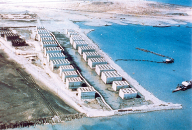 1970年代臺中港建港時期在沙灘上澆築沉箱俯瞰圖