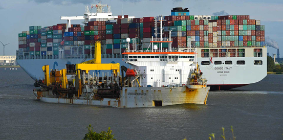 漢堡港每年約有8,000次船舶停靠近300個泊位，碼頭總長為43公里