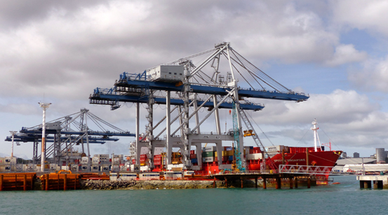 奧克蘭港近四分之三的進口貨物輸往奧克蘭市，因為港口靠近城市，貨物交付速度快，運送的碳足跡相當低。