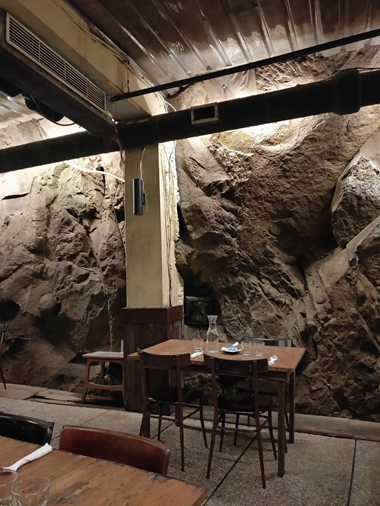 防空洞裡特殊的用餐環境特別吸引遊客