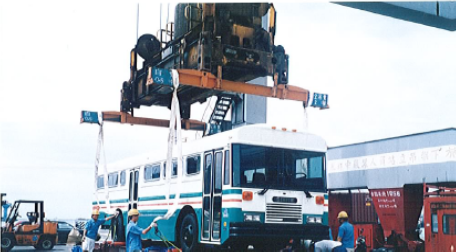  1980年代進口公車利用橋式起重機來卸貨