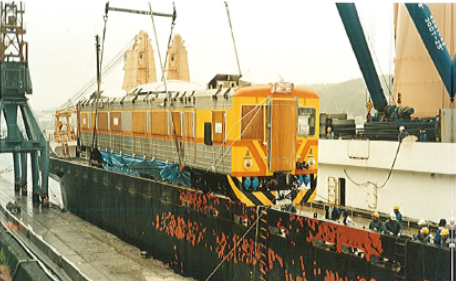 1990年自強號機車頭由基隆港進口