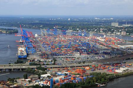 漢堡港每年處理近900萬個貨櫃 (取自於漢堡港官網)