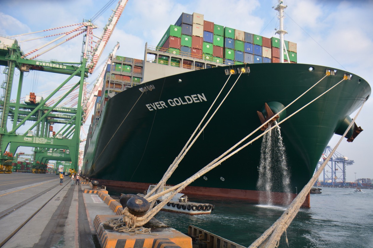 長榮海運公司巨型貨櫃輪 首航高雄港