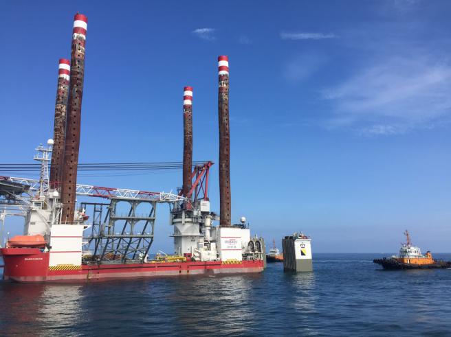 港勤公司拖帶離岸風電安裝船進臺中港