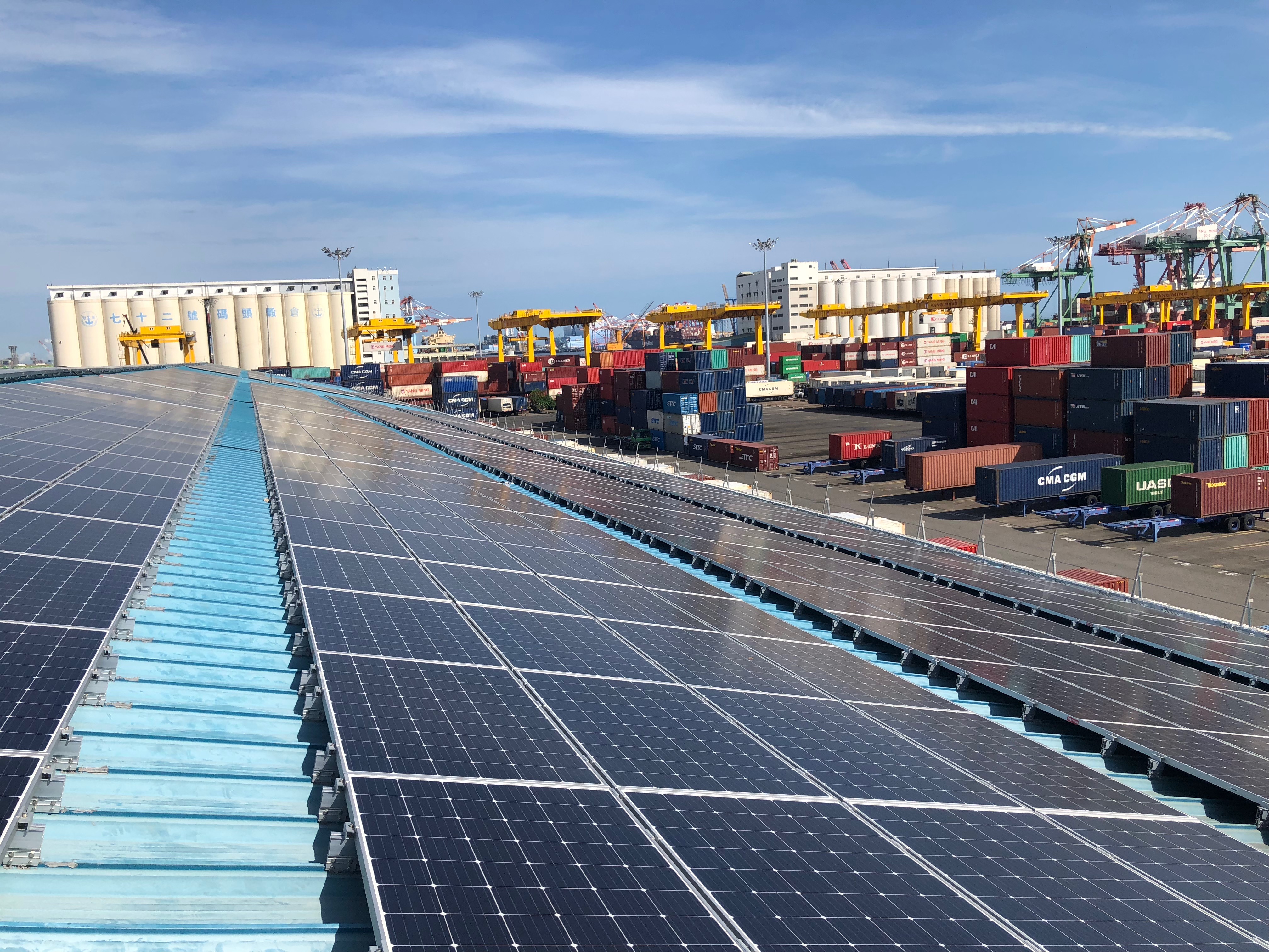 高雄港第三貨櫃中心完成設置太陽能之實景照片